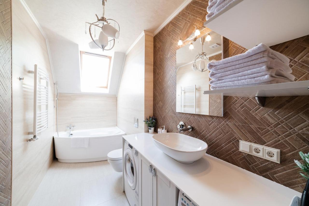 Lux Apartment On Duhnovicha Street .Free Parking. Uzhhorod Ngoại thất bức ảnh