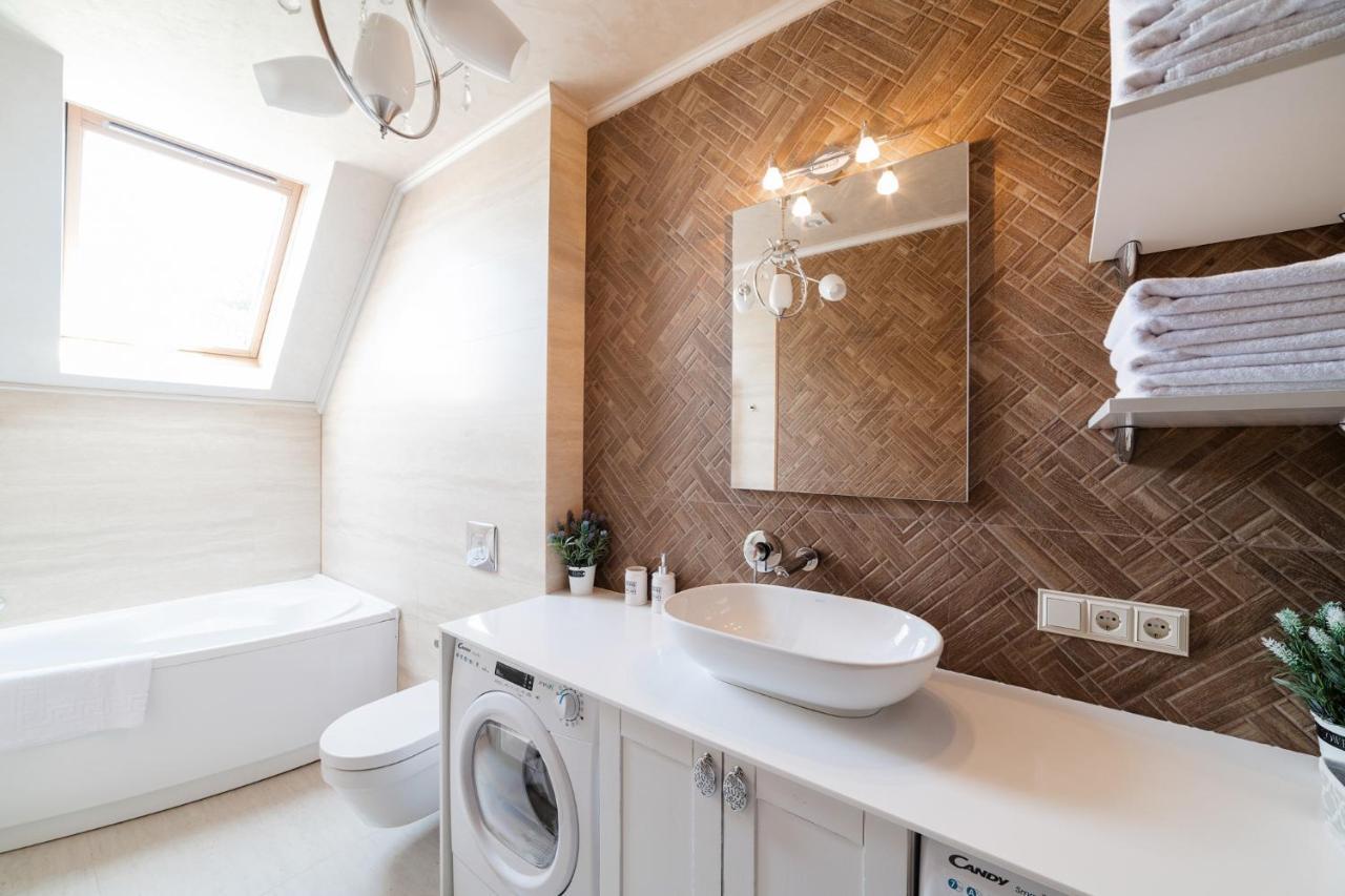 Lux Apartment On Duhnovicha Street .Free Parking. Uzhhorod Ngoại thất bức ảnh