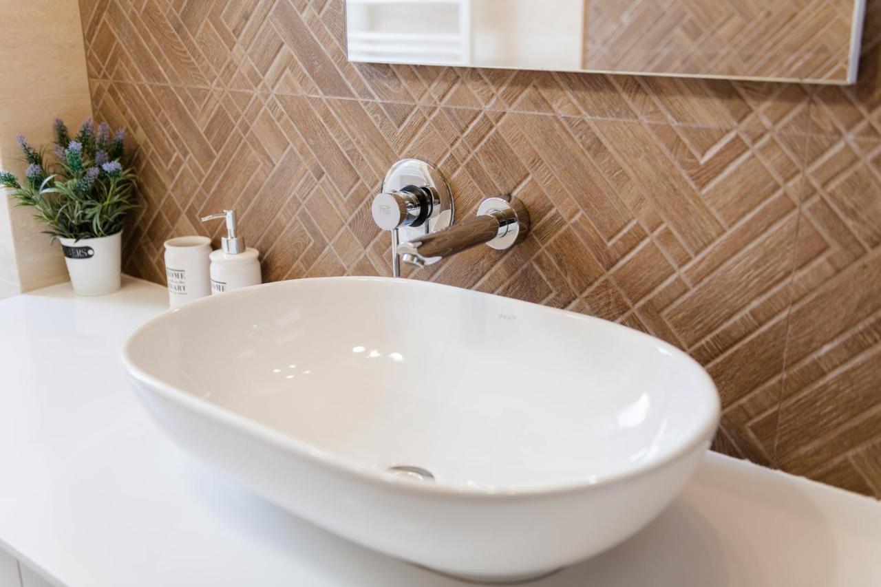 Lux Apartment On Duhnovicha Street .Free Parking. Uzhhorod Ngoại thất bức ảnh