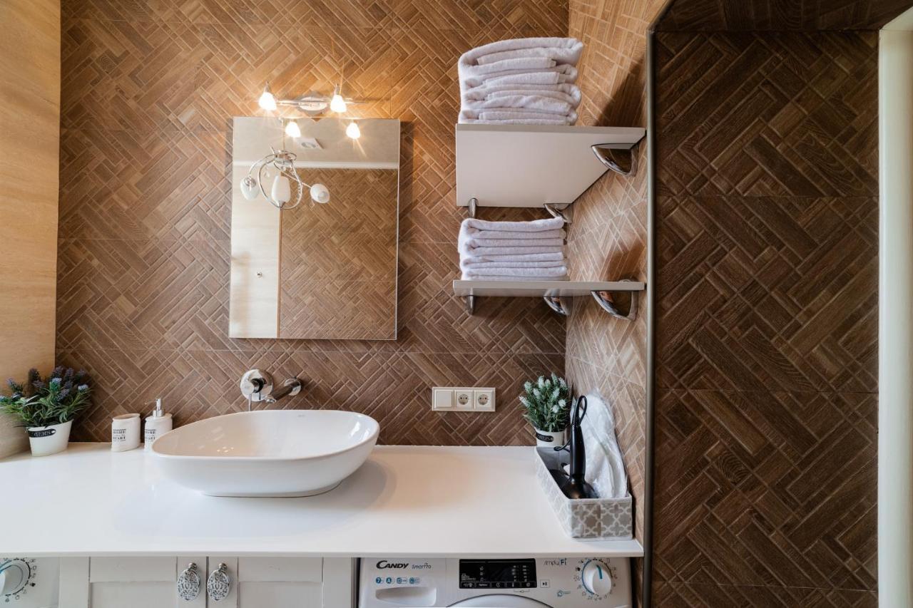Lux Apartment On Duhnovicha Street .Free Parking. Uzhhorod Ngoại thất bức ảnh